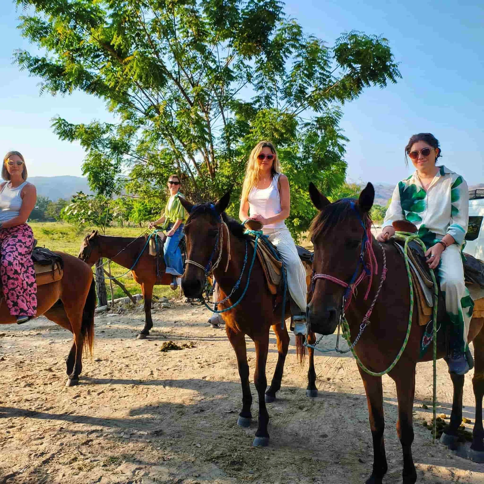 Jinete cabalgando al atardecer junto a la Laguna de Manialtepec en Puerto Escondido, Oaxaca